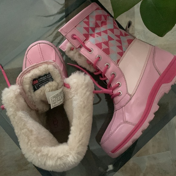 UGG BUTTE II PATENT TRUCKEE WATERPROOF LEATHER BOOTS - Picture 10 of 16